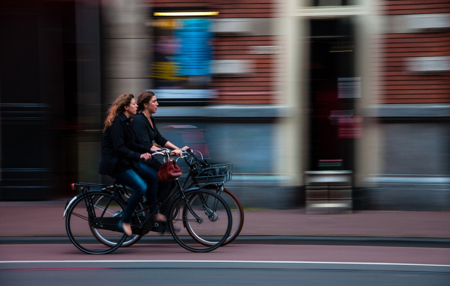 积极的旅行——女性骑自行车